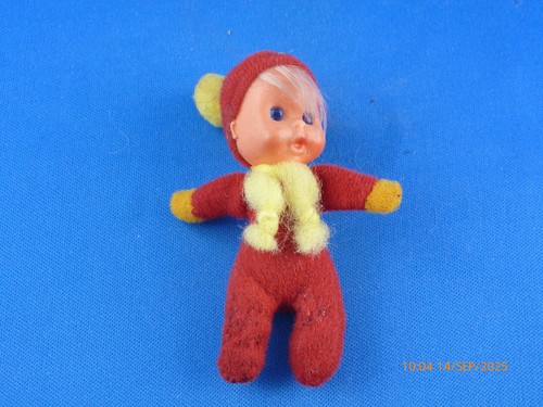 Mini puppe aus kunststoff mit - puppe,