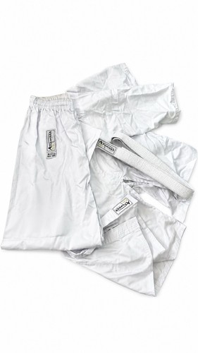 Weißer karate kampfanzug - weißer, karate-/kampfanzug