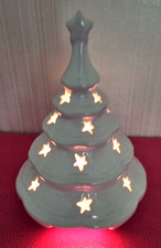 Mit Teelicht beleuchtbare Keramik-Pyramide, weiß, cirka 22 cm Höhe, gebraucht.