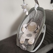 Ingenuity Cuddle Lamb Babywippe, Babyschaukel mit Klängen und Vibration. Neu.
