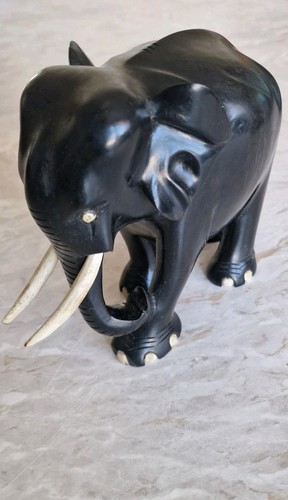 Handgeschnitzter elefant aus - handgeschnitzter,