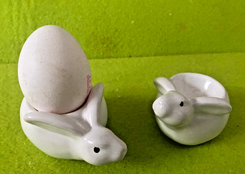 Zwei eierbecher hasenfiguren - eierbecher,