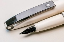 Füllhalter Pelikan No.1 Colani Design Weiß mit schwarzem Clip