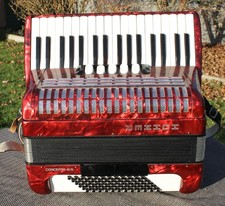 HOHNER CONCERTO III N  mit Koffer in rot - 72 Bässe   3 chörig - selten bespielt