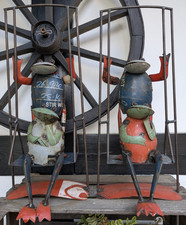 ❤ Lustige Frösche auf Schaukel aus reyceltem Altmetall Eisen  Deko   ❤