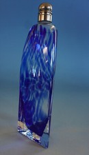 Schöne Glas glass Flasche Flakon Schnapsflasche blau Vitrinenstück  (0823-083)