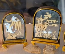 Zwei Diorama Glaskästen -