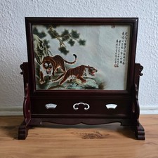 Alte chinesische Porzellanplatte im Holzständer - 39 x 30 cm - China / Asiatika