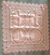 Tischdecke mit Lochmuster und