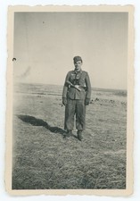 Original WWII Foto – Luftwaffen Soldat mit M24 Stielhandgranate, Feldhose M43