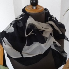 Halstuch, Schal, schwarz-weißes  Muster,  Seidencrepe