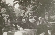 Eger Drei Frauen sitzen 1944 mit Männern im Biergarten trinken Bier Humpen Foto
