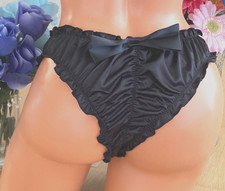 Black Lrg  Shiny Ruffled Edge