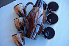 Keramik-Krug + 6 Becher glasiert braun mit Muster Weinkrug Saft Glühwein Wasser