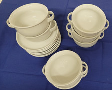 7 weiße Suppentassen mit