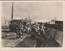 2 x alte Presse Foto's, Wehrmacht, Sturmgeschütz im Kampf (MJ-44)1025