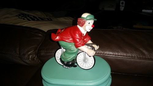 Gilde clown auf fahrrad sockel - auf,