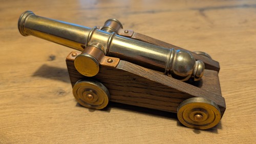 Handgefertigte kanone aus holz - handgefertigte,