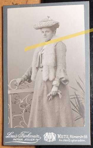 Stehende junge frau - stehende, hut