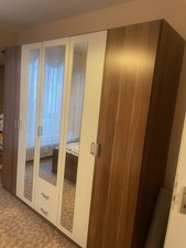 Kleiderschrank aus Holz