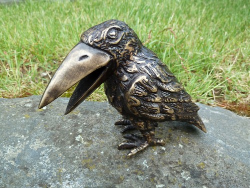 Rabe frech schauend bronze - frech,