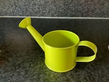 Deko kleine grüne Gießkanne