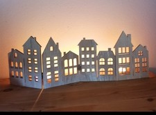 Häuserreihe Holz natur