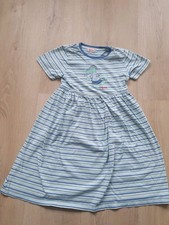 Schönes Kleid mit Drache/