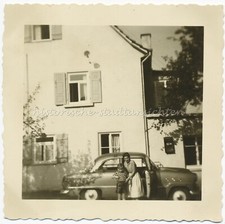 Mutter & Sohn vor Auto und