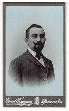 Fotografie Ernst Freygang, Penig, Brückenstr., Junger Herr im Anzug mit Bart 