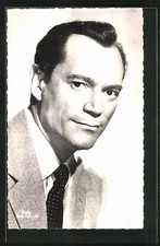 Schauspieler Eddie Constantine im Anzug in die Kamera schauend, Ansichtskarte 