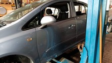 TÜR Vorn Links ( 4/5 Türer ) Opel Corsa 1.2 16V D Farbe Lichtsilber ( Z163 )