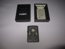 Zippo Benzinfeuerzeug „Skull Filigree“ Motiv: „Totenkopf / 3 Totenköpfe...