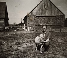 Junge junger Mann hockt bei