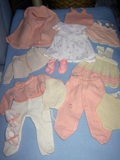 Schöne alte Puppenkleidung