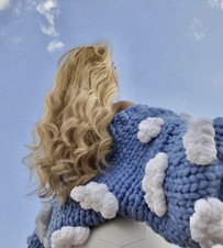 Handgestrickter Blue Sky Cardigan – 3D Wolken-Design, Chunky Knit Strickjacke