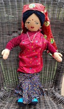 Schlenker Stoff Trachten Puppe Frau aus Nepal - Handarb. 44 cm Souvenir Sammler