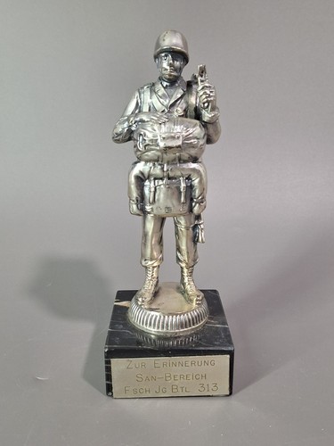 Metallfigur auf sockel - sockel, 2