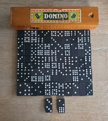 Alte schwarze domino steine - alte,