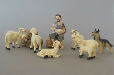 Hirte sitzend m. Lamm 6 Schafe