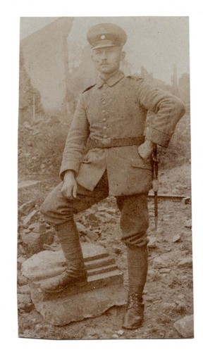 Soldat uniform vor - ak, ruinen