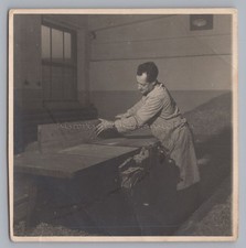 Schreiner bearbeitet Holzbrett