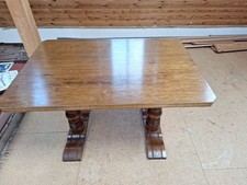 Ein stabiler Tisch aus massiven Holz, perfekt geeignet für Esszimmer