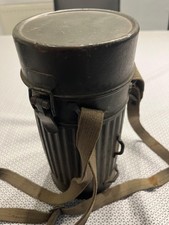 Gasmaskendose mit Gasmaske und Ersatzglasscheiben und Filter