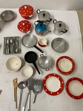 Altes Puppenhaus Kindergeschirr Töpfe Teller etc.