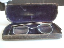 Alte Brille im Etui aus Metall