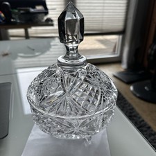 Wunderschöne Bleikristallschale auf Füßen mit Deckel,  23,5 cm hoch, 15,5 cm Dm.