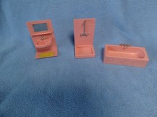 Badezimmereinrichtung für die Puppenstube Bad Dusche und Waschbecken in rosa