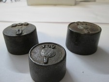 3 antike Gewichte. 2 x 200g, 1 x 100g. Gusseisen mit Wappen o. Herstellerzeichen