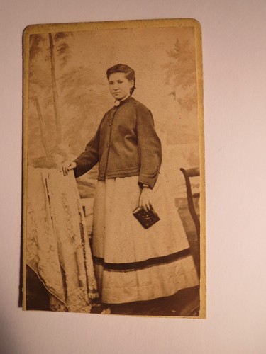 Stehendes mädchen junge - mädchen,